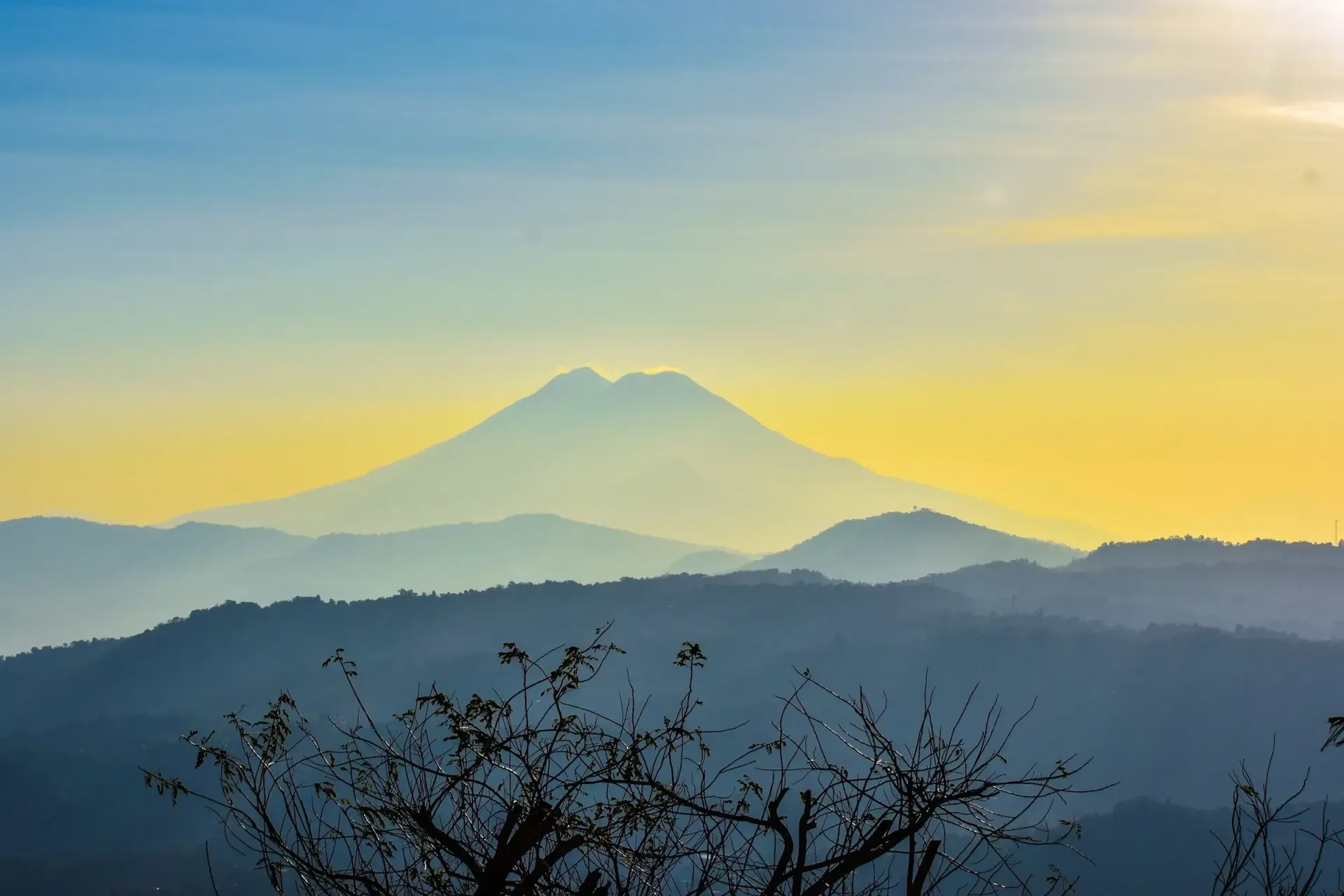 El Salvador Highlights: Volcanoes, Flowers & Surf