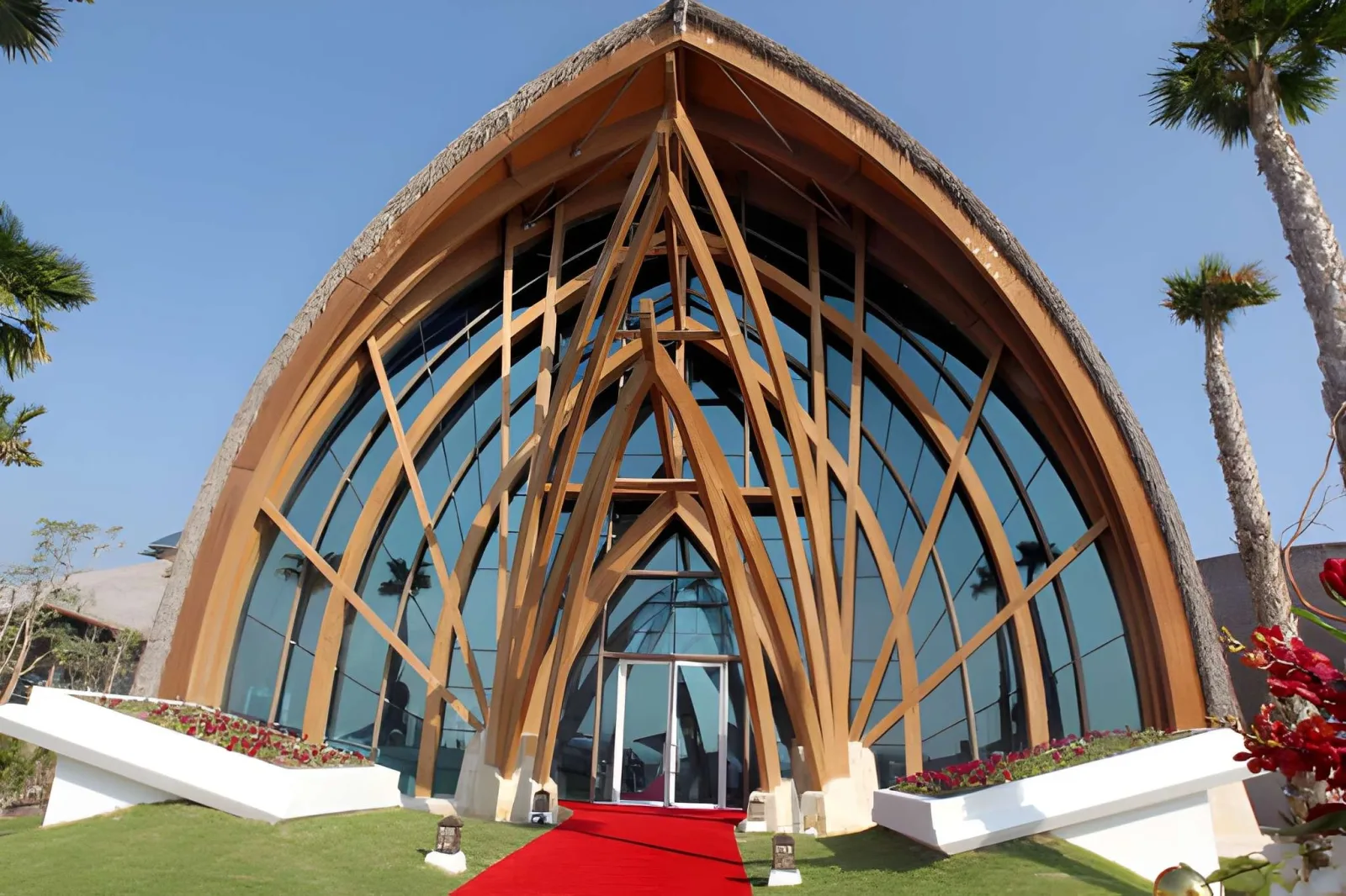 Qatar Honeymoon: Glamour, Desert & Island Romance