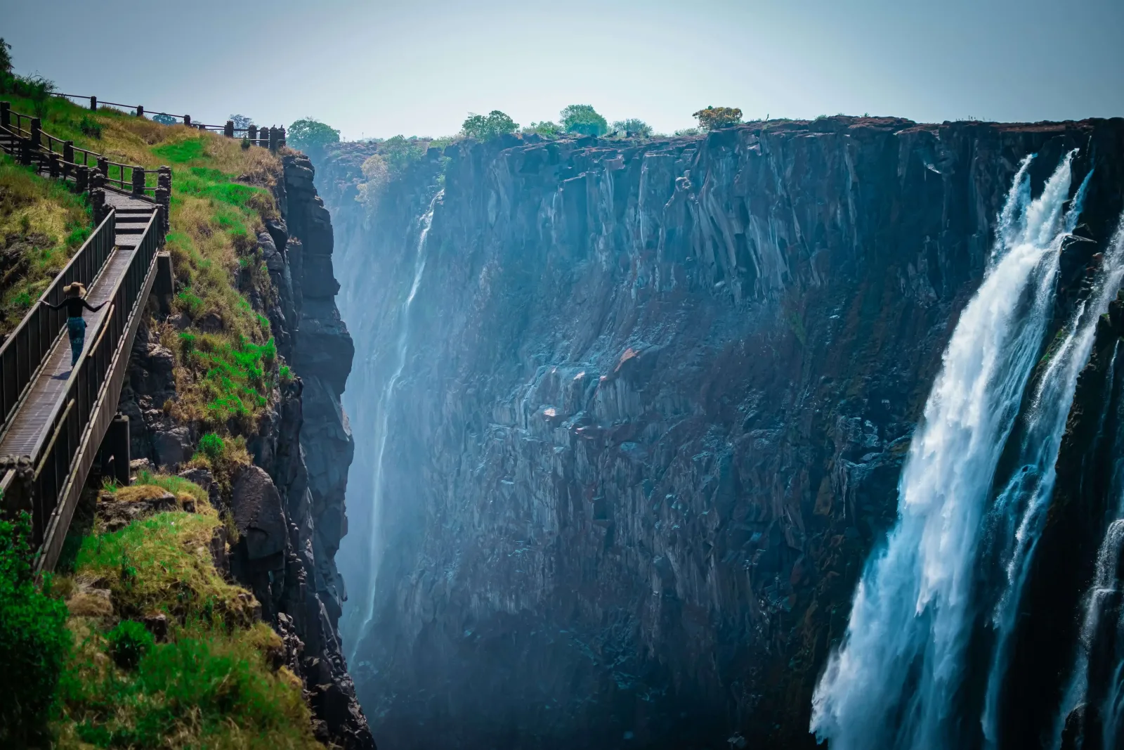 Zambezi & Lake Kariba: Victoria Falls Houseboat Cruise