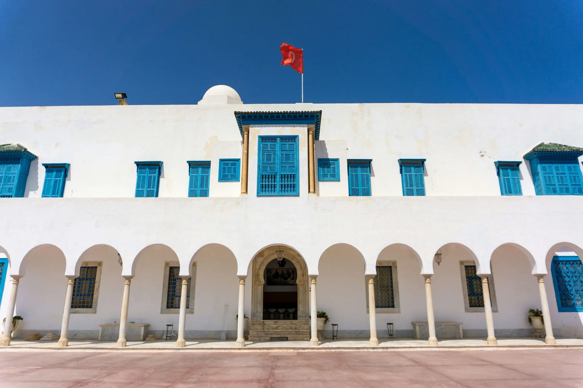 Grand Tour of Tunisia: Ruins, Sahara & Sea